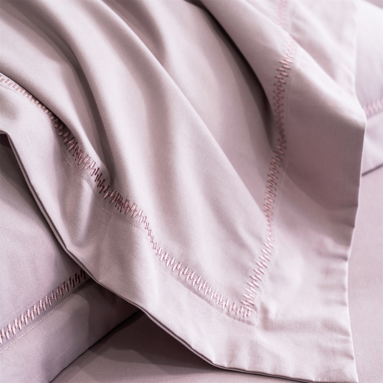 91家纺网 家纺一手货源 找家纺 鼎飞家纺 2025新款秋冬全棉加厚磨毛刺绣四件套-柏林 柏林-幻紫