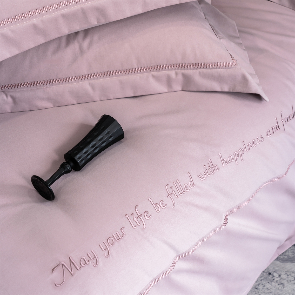 91家纺网 家纺一手货源 找家纺 鼎飞家纺 2025新款秋冬全棉加厚磨毛刺绣四件套-柏林 柏林-幻紫