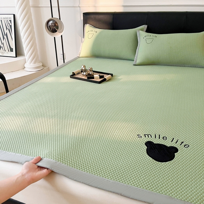 91家纺网 家纺一手货源 找家纺 （总）小叮当家纺仓储工厂店 2025新款冰豆豆贴布绣八宝熊系列绑带床席款（场景一）