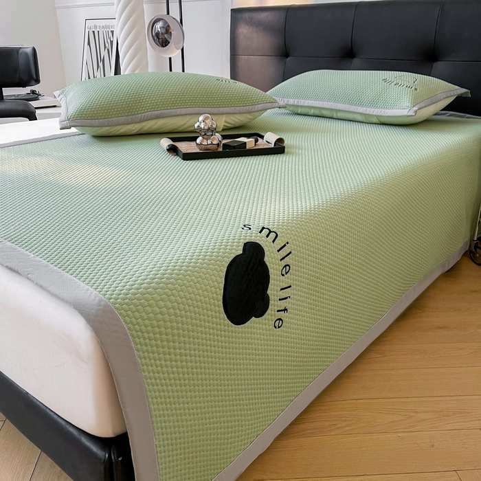 91家纺网 家纺一手货源 找家纺 （总）小叮当家纺仓储工厂店 2025新款冰豆豆贴布绣八宝熊系列绑带床席款（场景一）