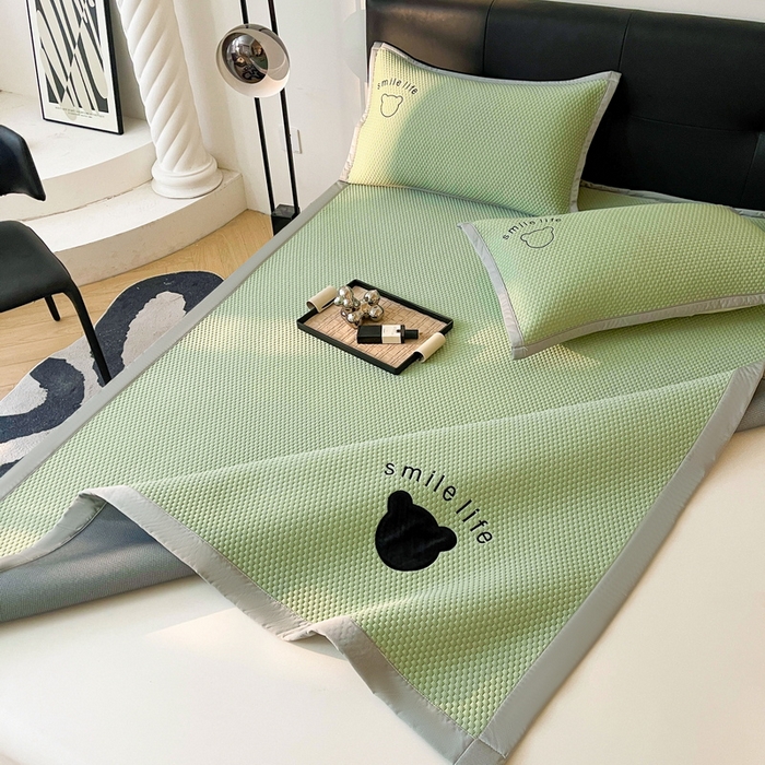 91家纺网 家纺一手货源 找家纺 （总）小叮当家纺仓储工厂店 2025新款冰豆豆贴布绣八宝熊系列绑带床席款（场景一）