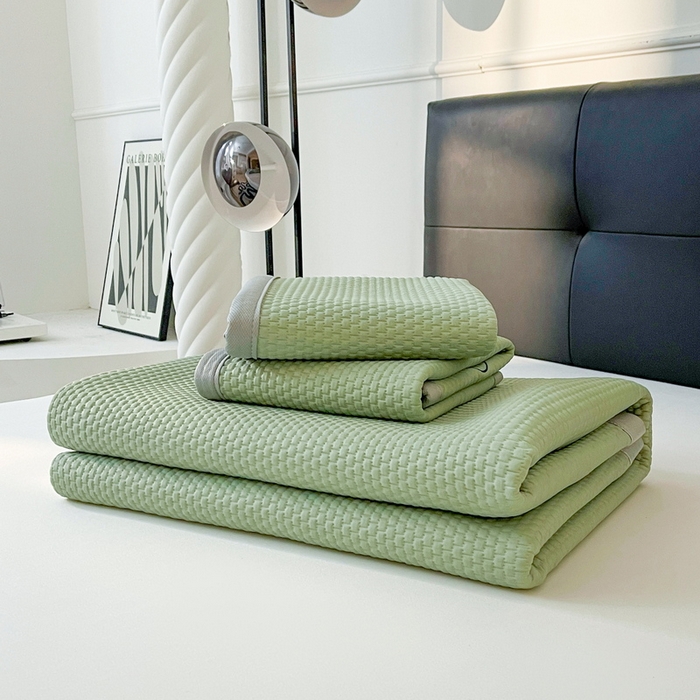 91家纺网 家纺一手货源 找家纺 （总）小叮当家纺仓储工厂店 2025新款冰豆豆贴布绣八宝熊系列绑带床席款（场景一）