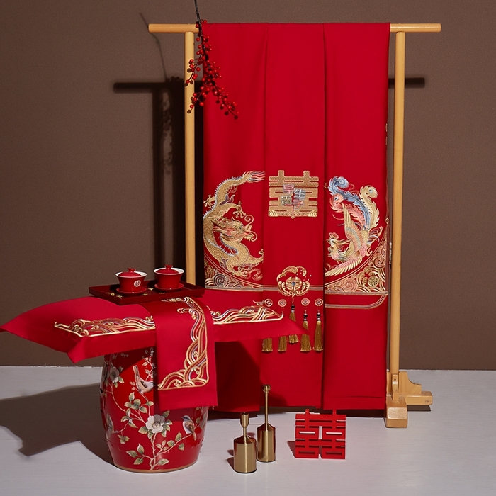 91家纺网 家纺一手货源 找家纺 布乐意 2025新款全棉长绒棉贡缎提花全工艺喷气重工新中式绣花大红婚庆四件套多件套直播早生贵子