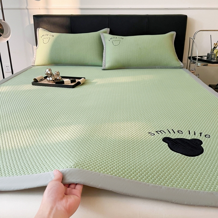 91家纺网 家纺一手货源 找家纺 小叮当家纺仓储工厂店 2025新款冰豆豆贴布绣八宝熊系列绑带床席款（场景一） 绑带款-八宝熊-绿