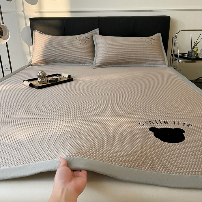 91家纺网 家纺一手货源 找家纺 小叮当家纺仓储工厂店 2025新款冰豆豆贴布绣八宝熊系列绑带床席款（场景一） 绑带款-八宝熊-咖