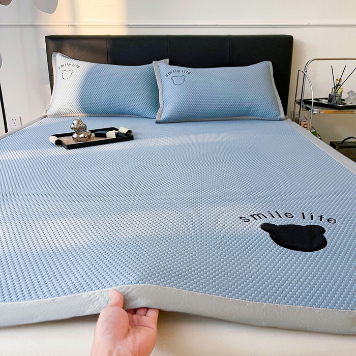 91家纺网 家纺一手货源 找家纺 小叮当家纺仓储工厂店 2025新款冰豆豆贴布绣八宝熊系列绑带床席款（场景一） 绑带款-八宝熊-蓝