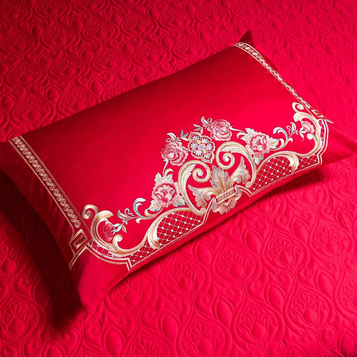 91家纺网 家纺一手货源 找家纺 布乐意 2025新款全棉长绒棉贡缎提花全工艺喷气重工新中式绣花大红婚庆四件套多件套直播龙颜凤彩（棉）