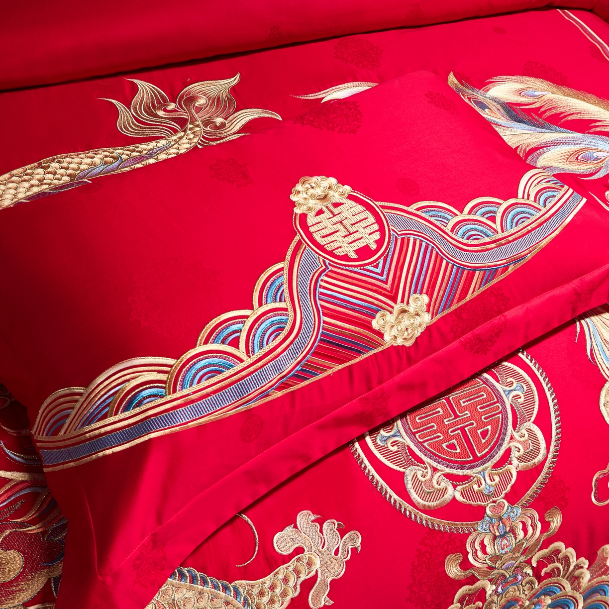 91家纺网 家纺一手货源 找家纺 布乐意 2025新款全棉长绒棉贡缎提花全工艺喷气重工新中式绣花大红婚庆四件套多件套直播龙颜凤彩（140s）