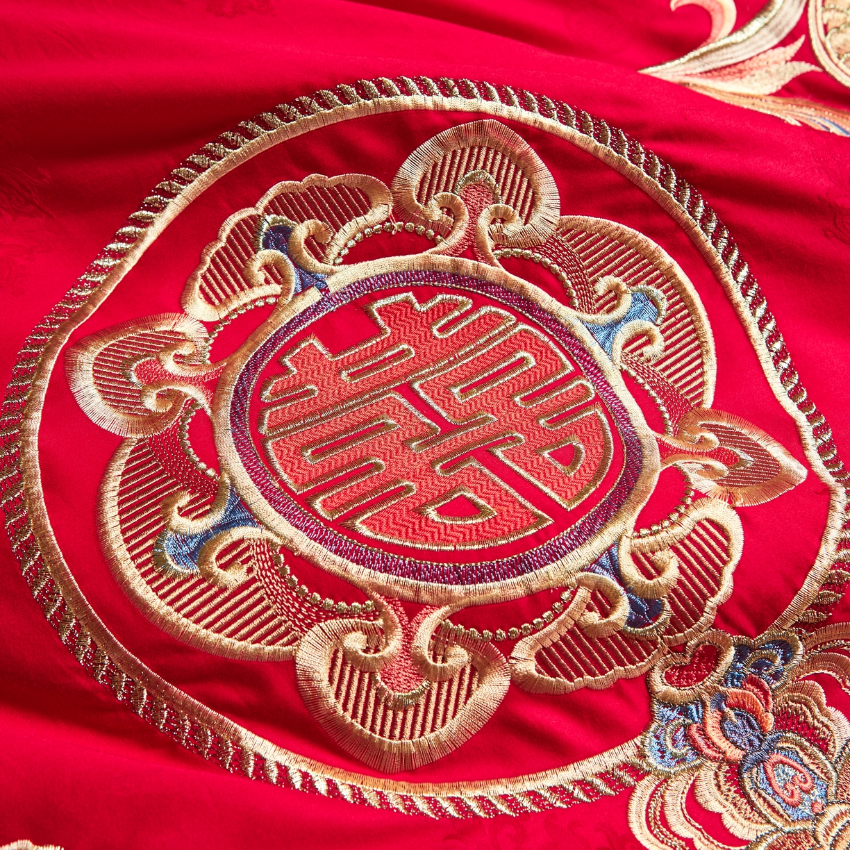 91家纺网 家纺一手货源 找家纺 布乐意 2025新款全棉长绒棉贡缎提花全工艺喷气重工新中式绣花大红婚庆四件套多件套直播龙颜凤彩（140s）