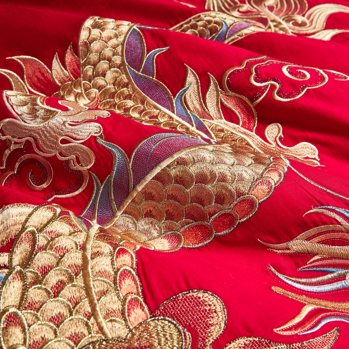 91家纺网 家纺一手货源 找家纺 布乐意 2025新款全棉长绒棉贡缎提花全工艺喷气重工新中式绣花大红婚庆四件套多件套直播龙颜凤彩（140s）