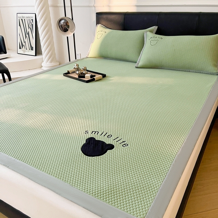 91家纺网 家纺一手货源 找家纺 小叮当家纺仓储工厂店 2025新款冰豆豆贴布绣八宝熊系列绑带床席款（场景一） 绑带款-八宝熊-绿