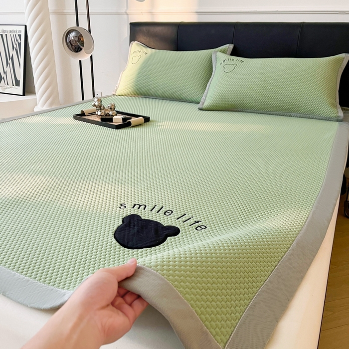 91家纺网 家纺一手货源 找家纺 小叮当家纺仓储工厂店 2025新款冰豆豆贴布绣八宝熊系列绑带床席款（场景一） 绑带款-八宝熊-绿