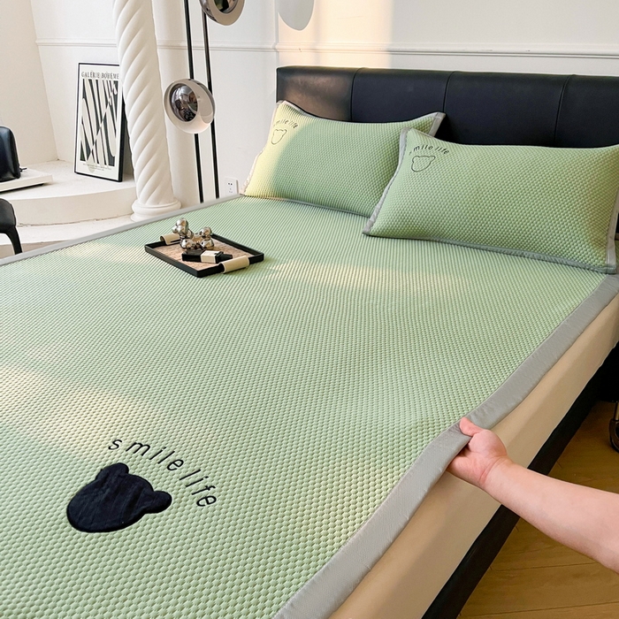 91家纺网 家纺一手货源 找家纺 小叮当家纺仓储工厂店 2025新款冰豆豆贴布绣八宝熊系列绑带床席款（场景一） 绑带款-八宝熊-绿