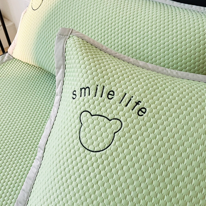 91家纺网 家纺一手货源 找家纺 小叮当家纺仓储工厂店 2025新款冰豆豆贴布绣八宝熊系列绑带床席款（场景一） 绑带款-八宝熊-绿