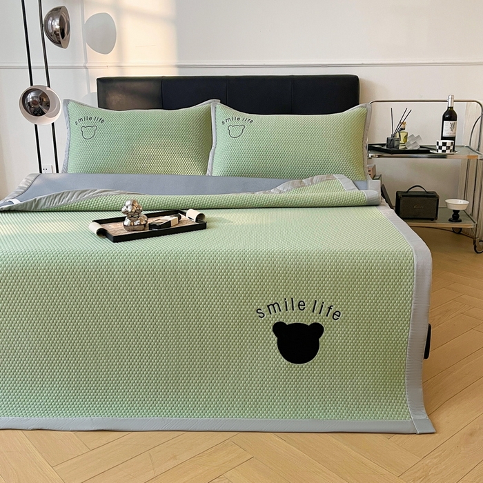 91家纺网 家纺一手货源 找家纺 小叮当家纺仓储工厂店 2025新款冰豆豆贴布绣八宝熊系列绑带床席款（场景一） 绑带款-八宝熊-绿