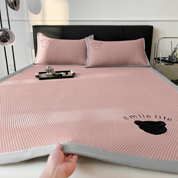 小叮当家纺仓储工厂店 2025新款冰豆豆贴布绣八宝熊系列绑带床席款（场景一） 绑带款-八宝熊-粉