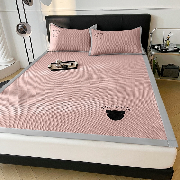 91家纺网 家纺一手货源 找家纺 小叮当家纺仓储工厂店 2025新款冰豆豆贴布绣八宝熊系列绑带床席款（场景一） 绑带款-八宝熊-粉