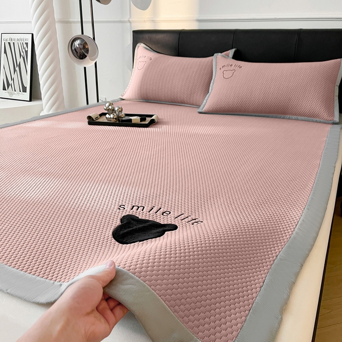 91家纺网 家纺一手货源 找家纺 小叮当家纺仓储工厂店 2025新款冰豆豆贴布绣八宝熊系列绑带床席款（场景一） 绑带款-八宝熊-粉