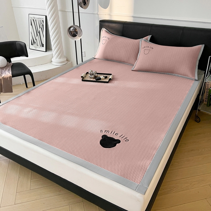 91家纺网 家纺一手货源 找家纺 小叮当家纺仓储工厂店 2025新款冰豆豆贴布绣八宝熊系列绑带床席款（场景一） 绑带款-八宝熊-粉