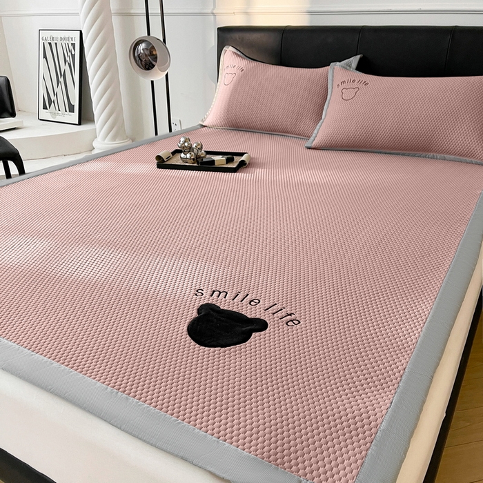 91家纺网 家纺一手货源 找家纺 小叮当家纺仓储工厂店 2025新款冰豆豆贴布绣八宝熊系列绑带床席款（场景一） 绑带款-八宝熊-粉