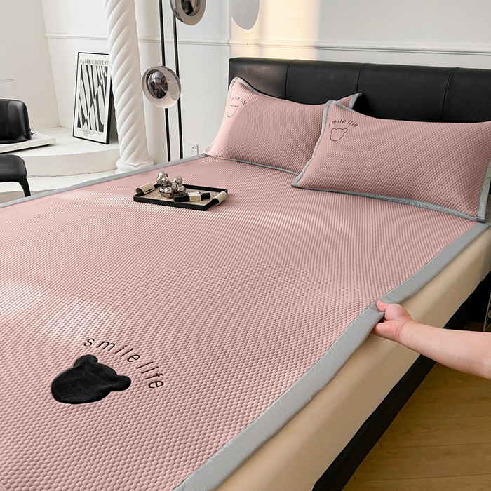 91家纺网 家纺一手货源 找家纺 小叮当家纺仓储工厂店 2025新款冰豆豆贴布绣八宝熊系列绑带床席款（场景一） 绑带款-八宝熊-粉