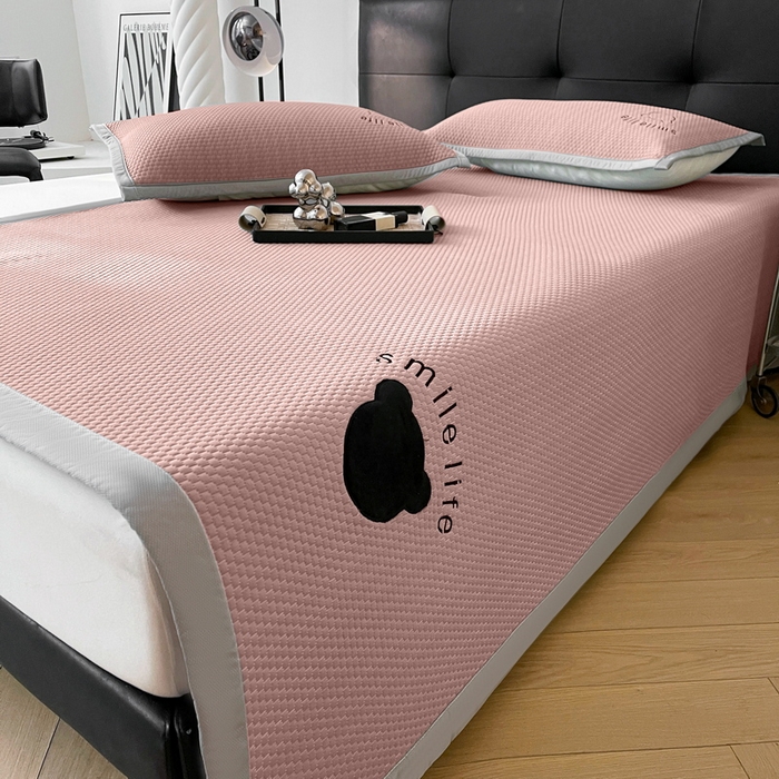 91家纺网 家纺一手货源 找家纺 小叮当家纺仓储工厂店 2025新款冰豆豆贴布绣八宝熊系列绑带床席款（场景一） 绑带款-八宝熊-粉