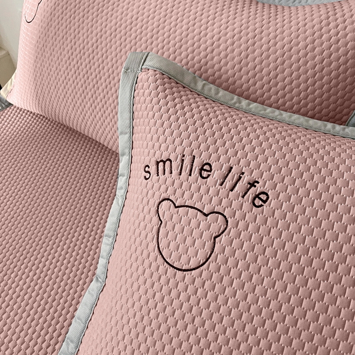 91家纺网 家纺一手货源 找家纺 小叮当家纺仓储工厂店 2025新款冰豆豆贴布绣八宝熊系列绑带床席款（场景一） 绑带款-八宝熊-粉