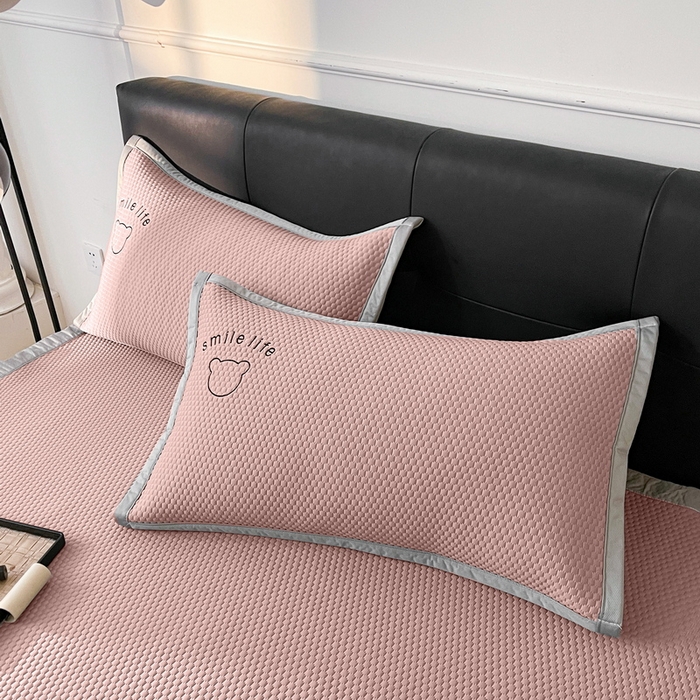 91家纺网 家纺一手货源 找家纺 小叮当家纺仓储工厂店 2025新款冰豆豆贴布绣八宝熊系列绑带床席款（场景一） 绑带款-八宝熊-粉