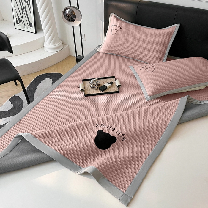 91家纺网 家纺一手货源 找家纺 小叮当家纺仓储工厂店 2025新款冰豆豆贴布绣八宝熊系列绑带床席款（场景一） 绑带款-八宝熊-粉