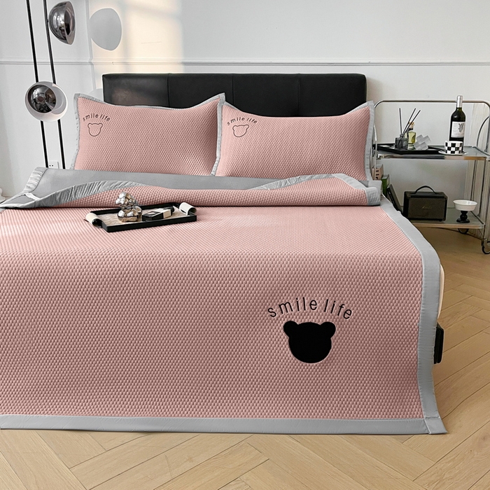 91家纺网 家纺一手货源 找家纺 小叮当家纺仓储工厂店 2025新款冰豆豆贴布绣八宝熊系列绑带床席款（场景一） 绑带款-八宝熊-粉