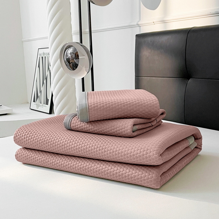 91家纺网 家纺一手货源 找家纺 小叮当家纺仓储工厂店 2025新款冰豆豆贴布绣八宝熊系列绑带床席款（场景一） 绑带款-八宝熊-粉