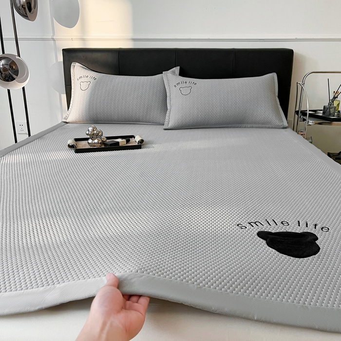 小叮当家纺仓储工厂店 2025新款冰豆豆贴布绣八宝熊系列绑带床席款（场景一） 绑带款-八宝熊-灰