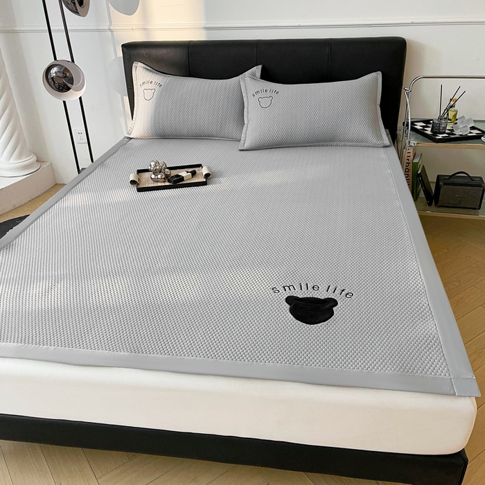 91家纺网 家纺一手货源 找家纺 小叮当家纺仓储工厂店 2025新款冰豆豆贴布绣八宝熊系列绑带床席款（场景一） 绑带款-八宝熊-灰