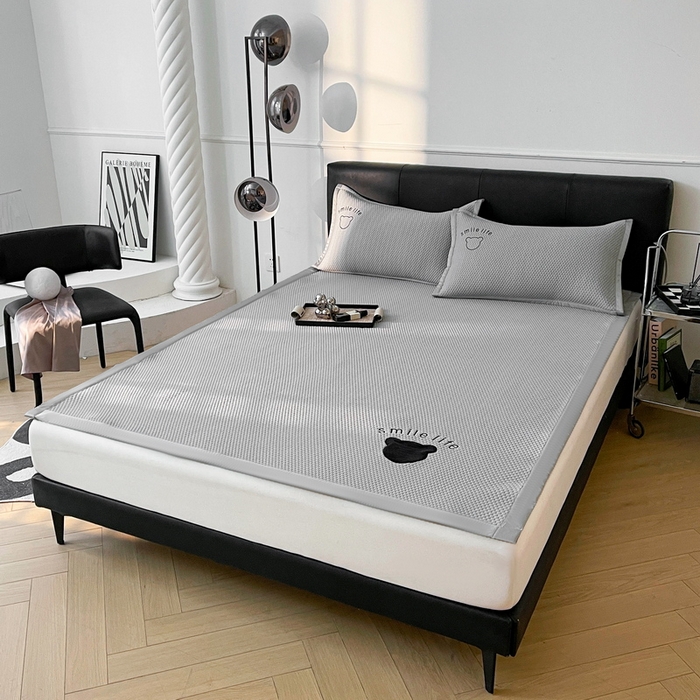 91家纺网 家纺一手货源 找家纺 小叮当家纺仓储工厂店 2025新款冰豆豆贴布绣八宝熊系列绑带床席款（场景一） 绑带款-八宝熊-灰