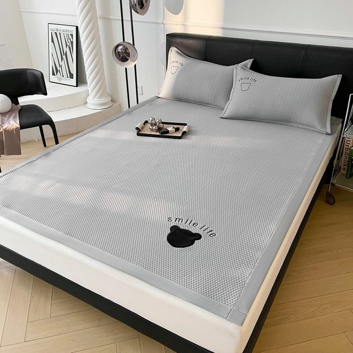 91家纺网 家纺一手货源 找家纺 小叮当家纺仓储工厂店 2025新款冰豆豆贴布绣八宝熊系列绑带床席款（场景一） 绑带款-八宝熊-灰