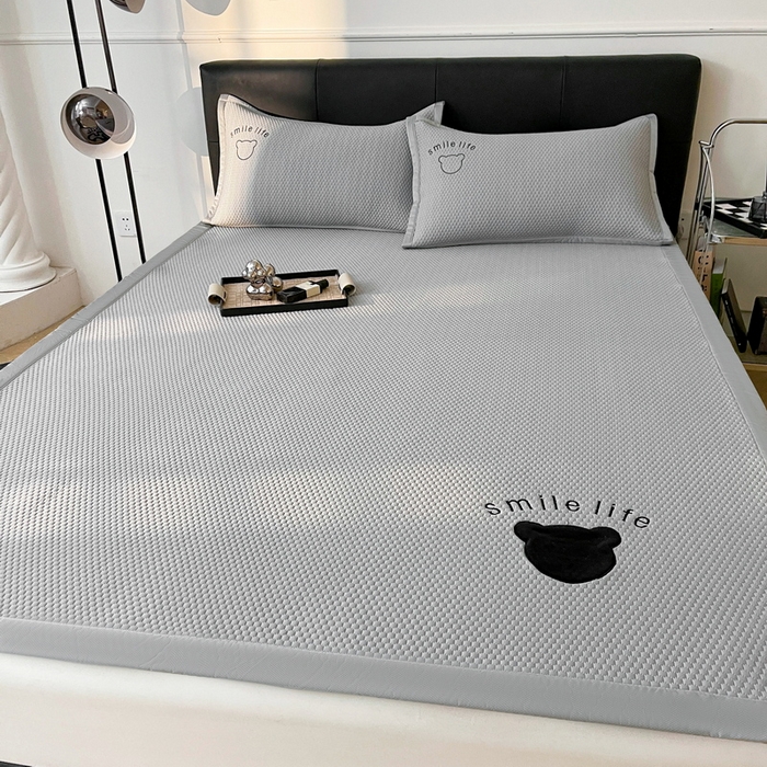 91家纺网 家纺一手货源 找家纺 小叮当家纺仓储工厂店 2025新款冰豆豆贴布绣八宝熊系列绑带床席款（场景一） 绑带款-八宝熊-灰