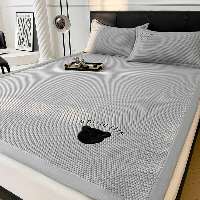 91家纺网 家纺一手货源 找家纺 小叮当家纺仓储工厂店 2025新款冰豆豆贴布绣八宝熊系列绑带床席款（场景一） 绑带款-八宝熊-灰