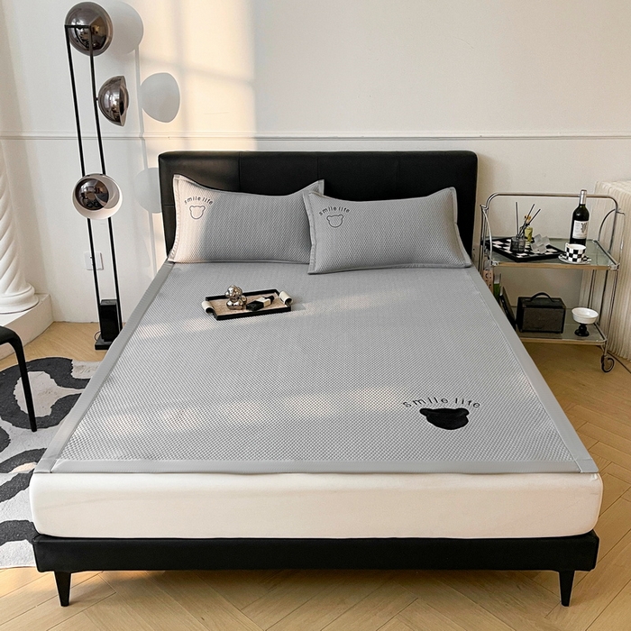 91家纺网 家纺一手货源 找家纺 小叮当家纺仓储工厂店 2025新款冰豆豆贴布绣八宝熊系列绑带床席款（场景一） 绑带款-八宝熊-灰