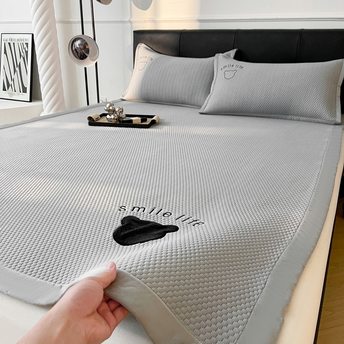 91家纺网 家纺一手货源 找家纺 小叮当家纺仓储工厂店 2025新款冰豆豆贴布绣八宝熊系列绑带床席款（场景一） 绑带款-八宝熊-灰