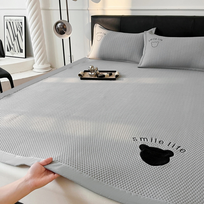 91家纺网 家纺一手货源 找家纺 小叮当家纺仓储工厂店 2025新款冰豆豆贴布绣八宝熊系列绑带床席款（场景一） 绑带款-八宝熊-灰