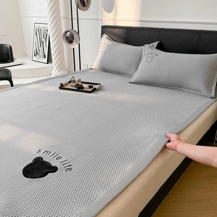 91家纺网 家纺一手货源 找家纺 小叮当家纺仓储工厂店 2025新款冰豆豆贴布绣八宝熊系列绑带床席款（场景一） 绑带款-八宝熊-灰