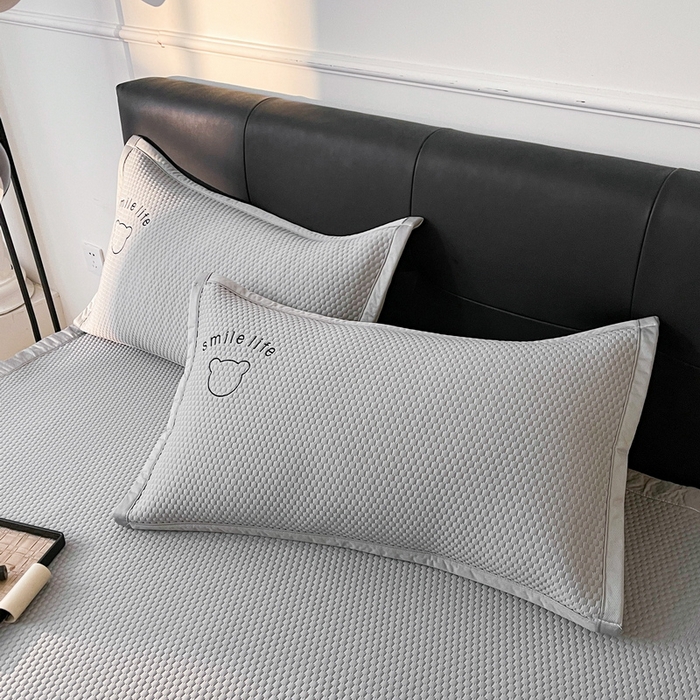 91家纺网 家纺一手货源 找家纺 小叮当家纺仓储工厂店 2025新款冰豆豆贴布绣八宝熊系列绑带床席款（场景一） 绑带款-八宝熊-灰