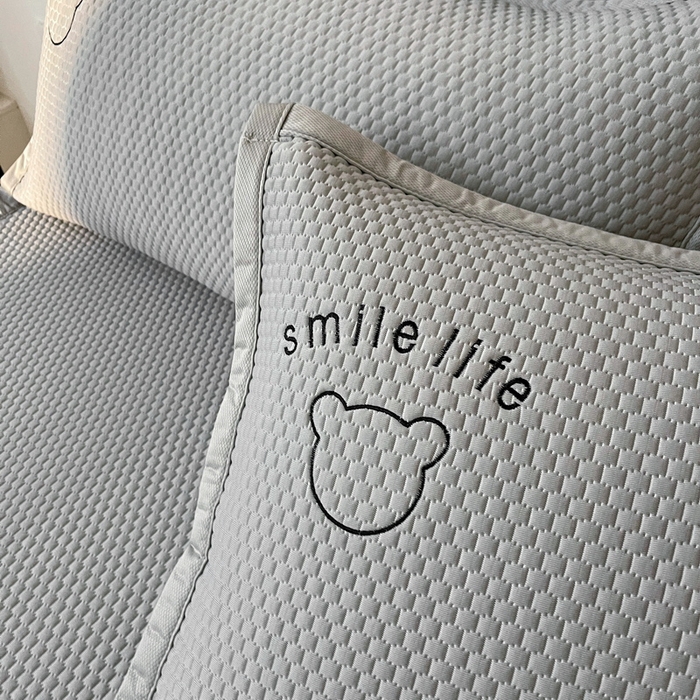 91家纺网 家纺一手货源 找家纺 小叮当家纺仓储工厂店 2025新款冰豆豆贴布绣八宝熊系列绑带床席款（场景一） 绑带款-八宝熊-灰