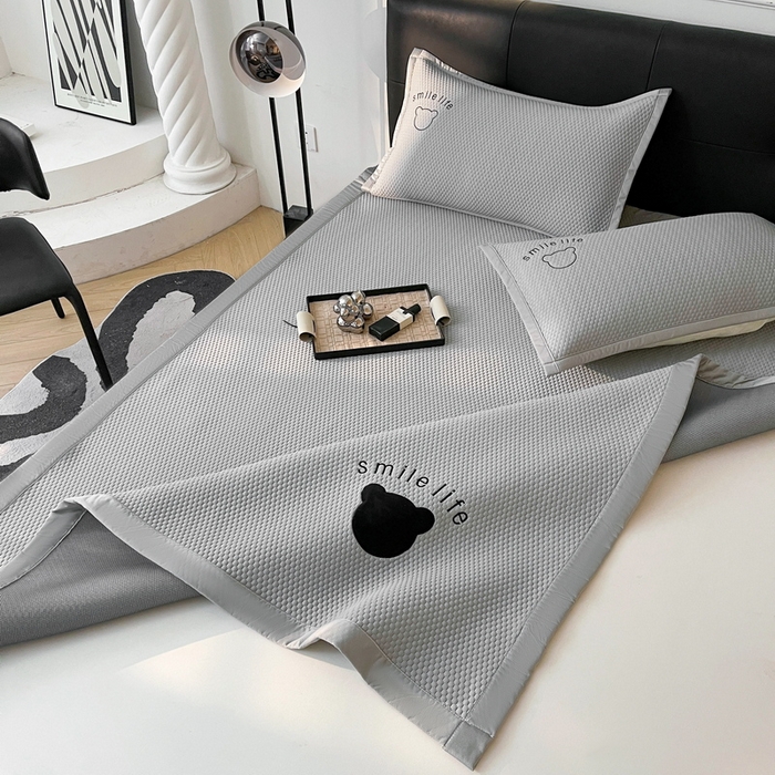 91家纺网 家纺一手货源 找家纺 小叮当家纺仓储工厂店 2025新款冰豆豆贴布绣八宝熊系列绑带床席款（场景一） 绑带款-八宝熊-灰