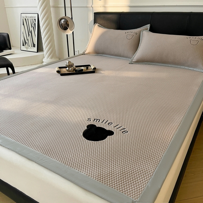 91家纺网 家纺一手货源 找家纺 小叮当家纺仓储工厂店 2025新款冰豆豆贴布绣八宝熊系列绑带床席款（场景一） 绑带款-八宝熊-咖