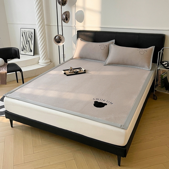 91家纺网 家纺一手货源 找家纺 小叮当家纺仓储工厂店 2025新款冰豆豆贴布绣八宝熊系列绑带床席款（场景一） 绑带款-八宝熊-咖