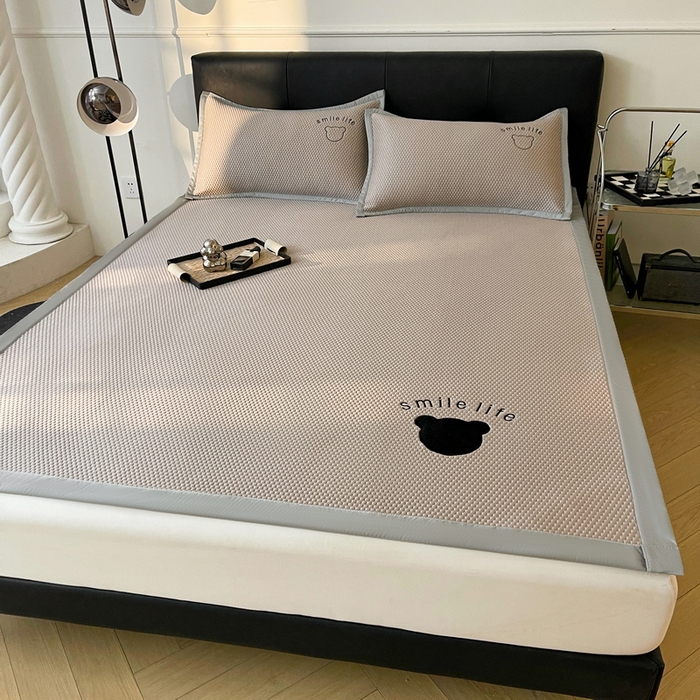 91家纺网 家纺一手货源 找家纺 小叮当家纺仓储工厂店 2025新款冰豆豆贴布绣八宝熊系列绑带床席款（场景一） 绑带款-八宝熊-咖