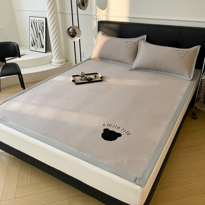 91家纺网 家纺一手货源 找家纺 小叮当家纺仓储工厂店 2025新款冰豆豆贴布绣八宝熊系列绑带床席款（场景一） 绑带款-八宝熊-咖