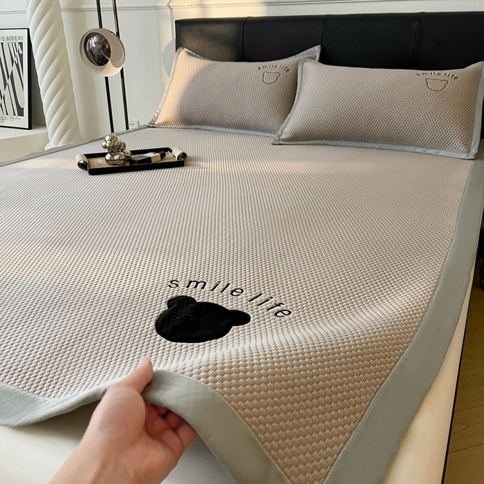 91家纺网 家纺一手货源 找家纺 小叮当家纺仓储工厂店 2025新款冰豆豆贴布绣八宝熊系列绑带床席款（场景一） 绑带款-八宝熊-咖