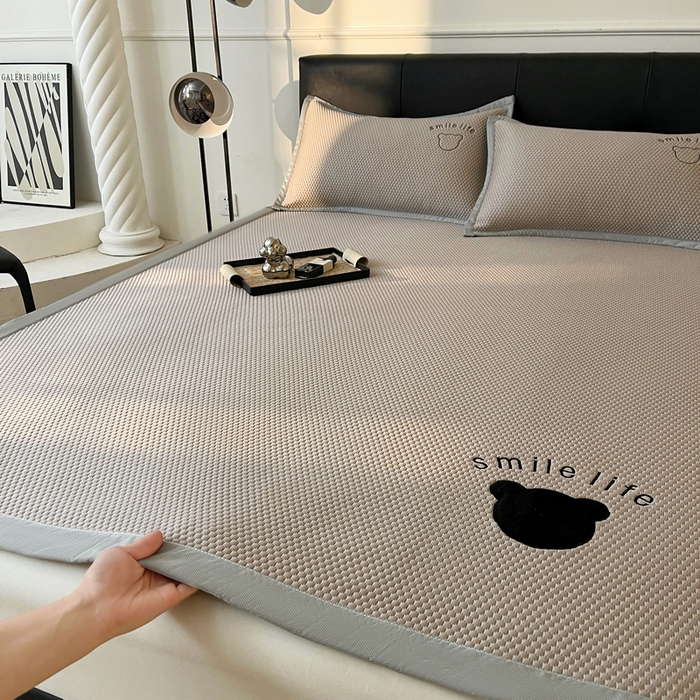 91家纺网 家纺一手货源 找家纺 小叮当家纺仓储工厂店 2025新款冰豆豆贴布绣八宝熊系列绑带床席款（场景一） 绑带款-八宝熊-咖